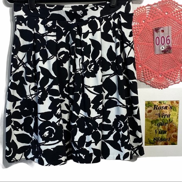 Adrienne Vittadini Dresses & Skirts - Adrienne Vittadini  Floral A-Line Skirt w/Pockets